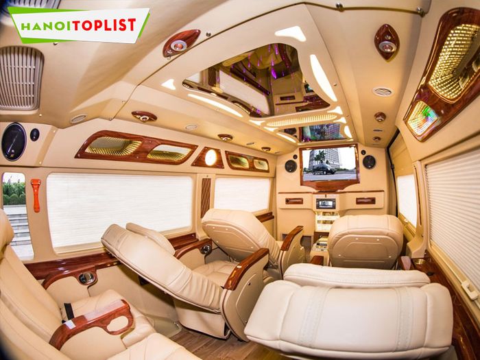 xuan-doan-xe-limousine-ha-noi-hai-phong-chay-cao-toc-Tripi