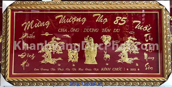 Khánh vàng mừng thọ là một món quà đặc biệt, chứa đựng sự tôn kính và lời chúc tốt đẹp cho người nhận.