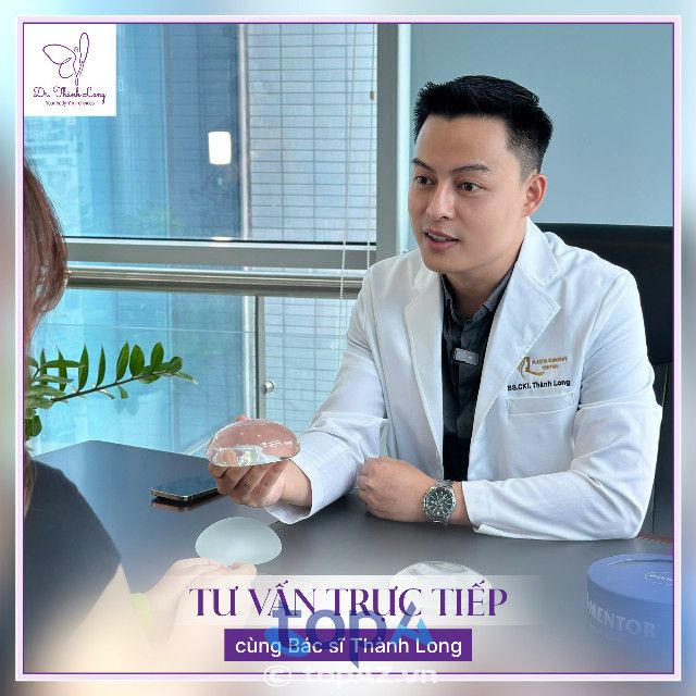 Bác sĩ CKI Trương Thành Long trực tiếp thăm khám và tư vấn về nâng ngực cho từng khách hàng, đảm bảo mang đến sự hài lòng tuyệt đối.