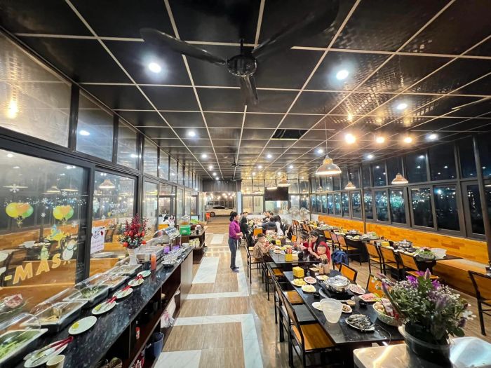 Quầy buffet đa dạng tại PHỦI BQ