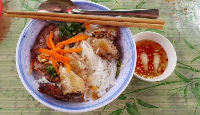 Hình ảnh tô bún thịt nướng vàng ươm đầy hấp dẫn tại quán
