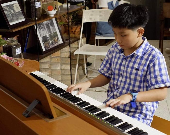Học viên thực hành cùng giảng viên tại Trung Tâm Âm Nhạc Hoàng Yến