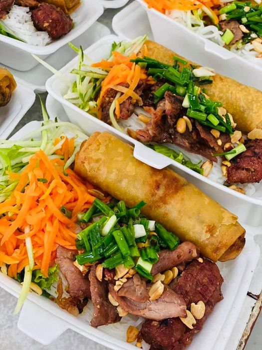 Hình ảnh chân thực về tô bún thịt nướng đầy đặn tại quán Kiều Bảo