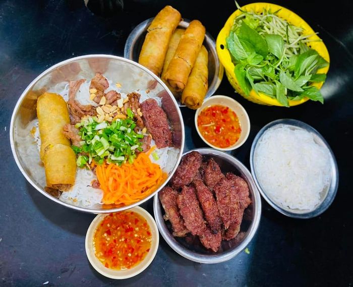 Hình ảnh tô bún thịt nướng thơm ngon đặc trưng tại Kiều Bảo