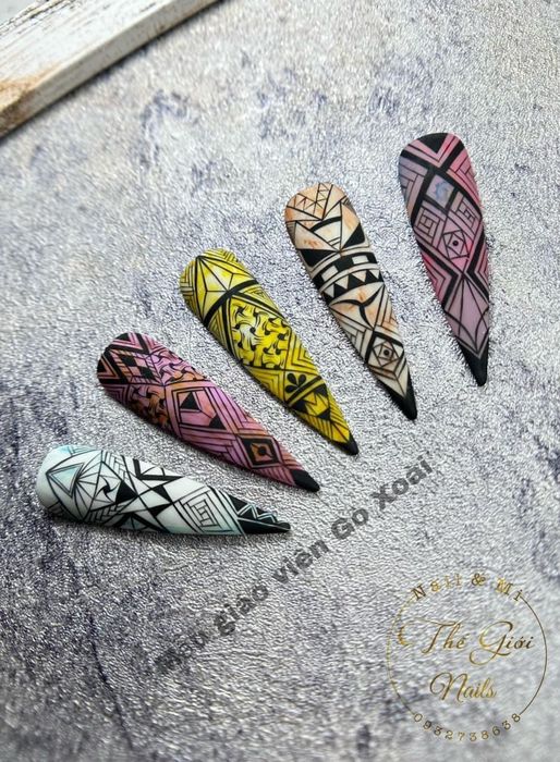 Học viên thực hành kỹ thuật nail cao cấp tại Thế Giới Nail