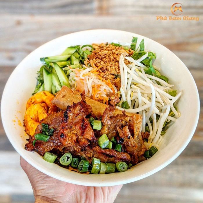 Hình ảnh tô bún thịt nướng chả giò đặc trưng tại quán Bà Thêm