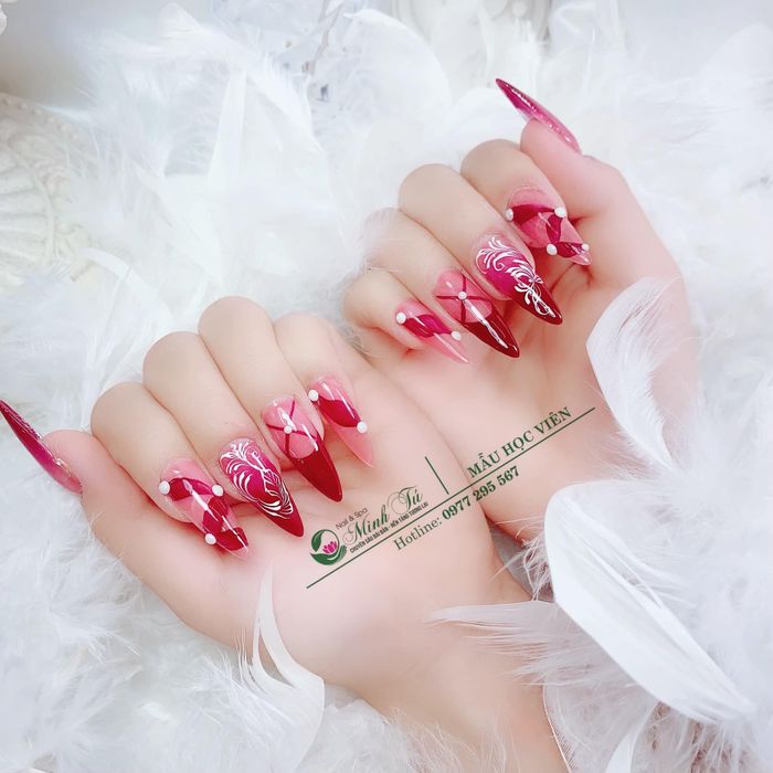Học viên thực hành kỹ thuật nail chuyên nghiệp tại Nail & Spa Minh Tú