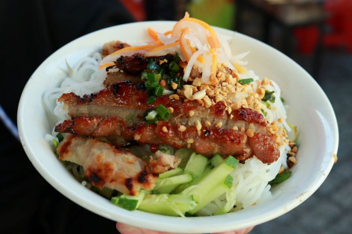 Hình ảnh tô bún thịt nướng thơm ngon đặc trưng tại quán 339