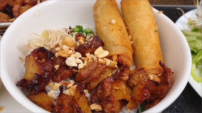 Hình ảnh chân thực về tô bún thịt nướng đặc biệt tại quán Bà Thêm