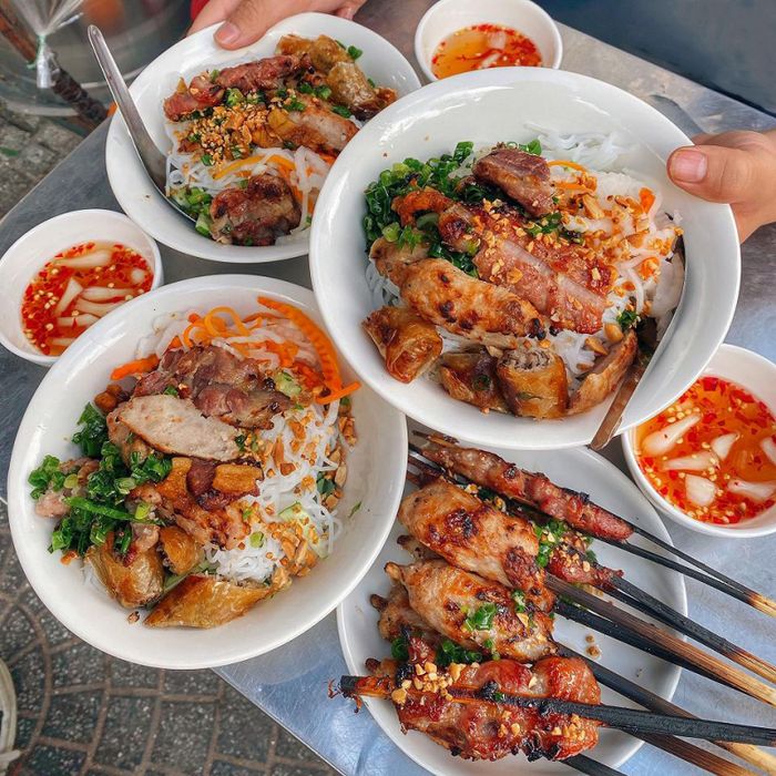 Hình ảnh tô bún thịt nướng vàng ươm đầy hấp dẫn tại Hải Đăng