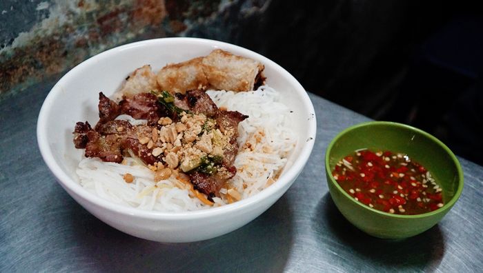 Không gian ấm cúng và cách bài trí món ăn đặc trưng của quán