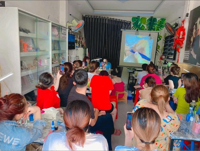 Học viên thực hành kỹ thuật nail cao cấp tại Chảnh NAILS & Academy