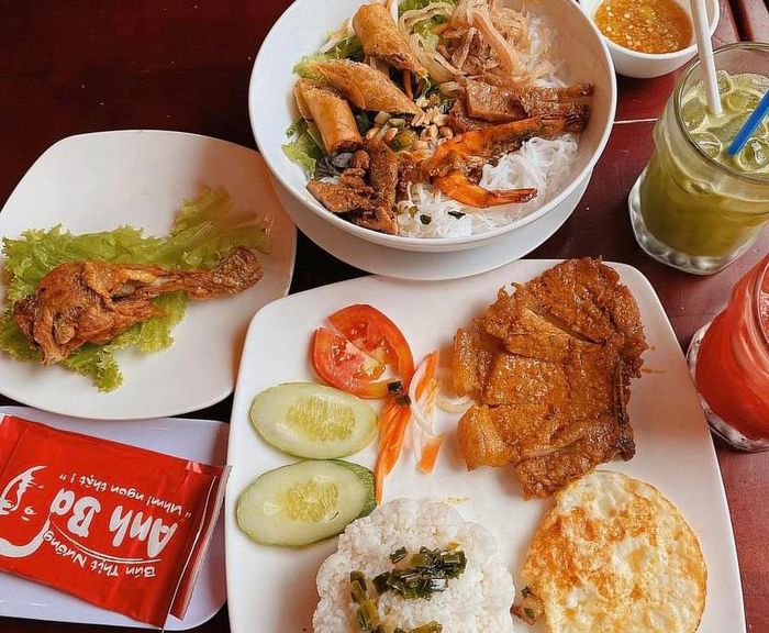Hình ảnh chân thực về quy trình chế biến tỉ mỉ tại quán Anh Ba