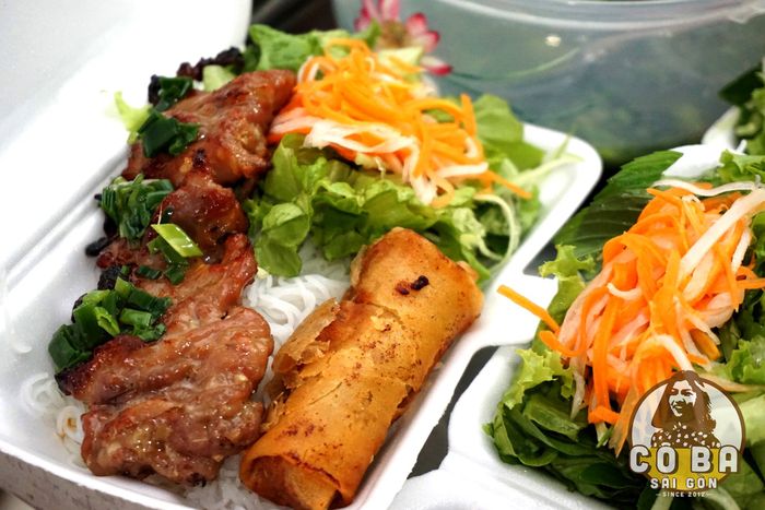 Hình ảnh chân thực về không gian ấm cúng và món ăn hấp dẫn tại quán Cô Ba