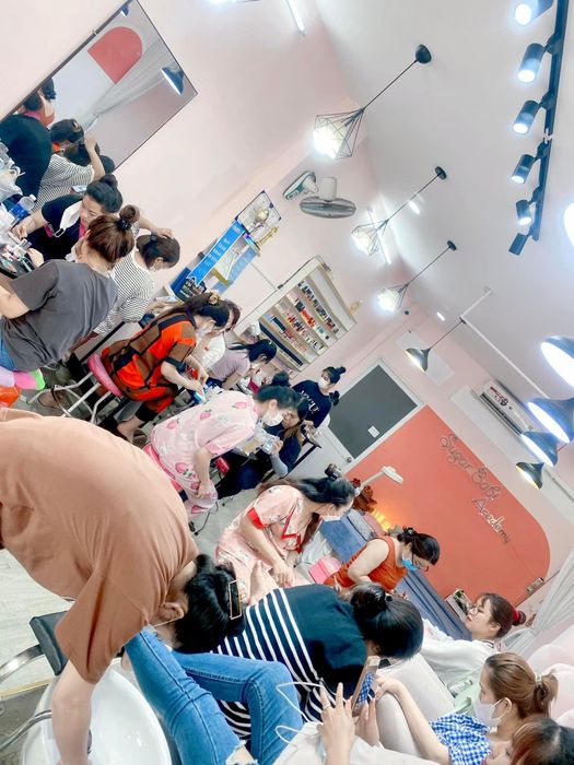Học viên thực hành kỹ thuật nail chuyên nghiệp tại Đường Đường Beauty Academy