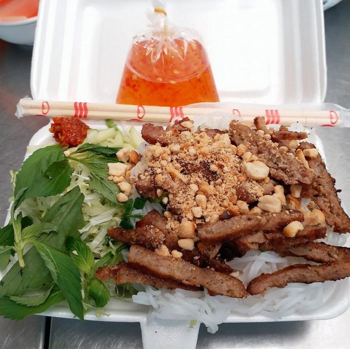 Hình ảnh tô bún thịt nướng vàng ươm hấp dẫn tại Quán 88