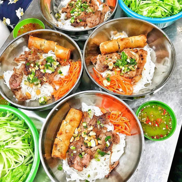 Không gian ấm cúng và tô bún thịt nướng đặc trưng tại quán Chị Tuyền
