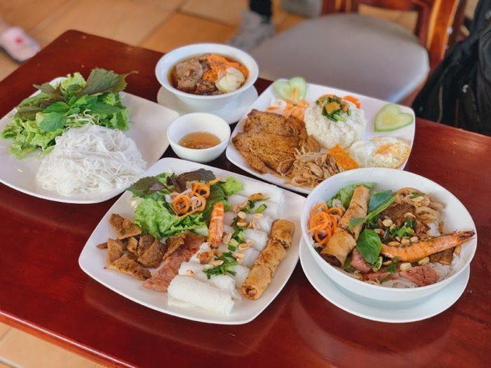 Hình ảnh tô bún thịt nướng vàng ươm đầy hấp dẫn tại quán Anh Ba