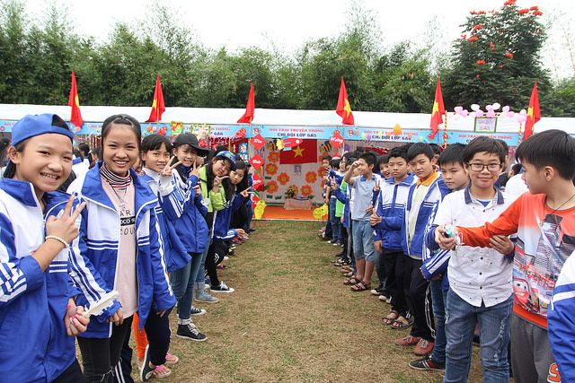 Cả lớp cùng nhau tận hưởng những giây phút vui vẻ, gắn kết và tạo nên kỷ niệm đẹp khó phai dành cho các bạn nữ - Ảnh minh họa