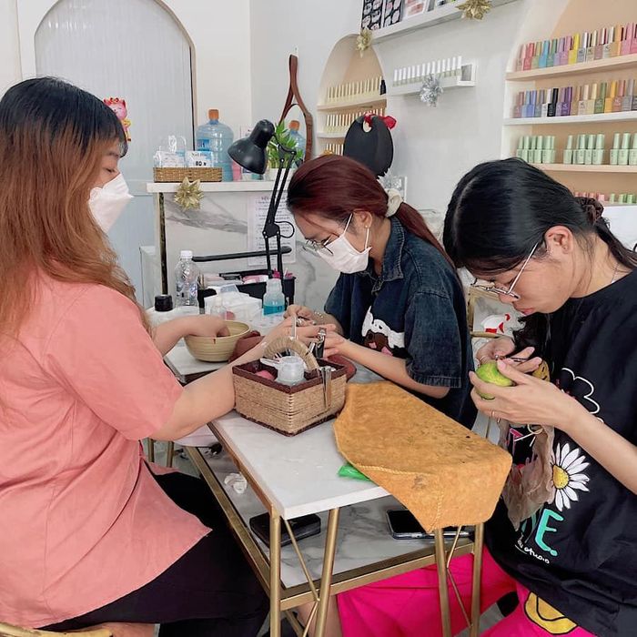 Học viên thực hành kỹ thuật nail chuyên nghiệp tại G.A Nails