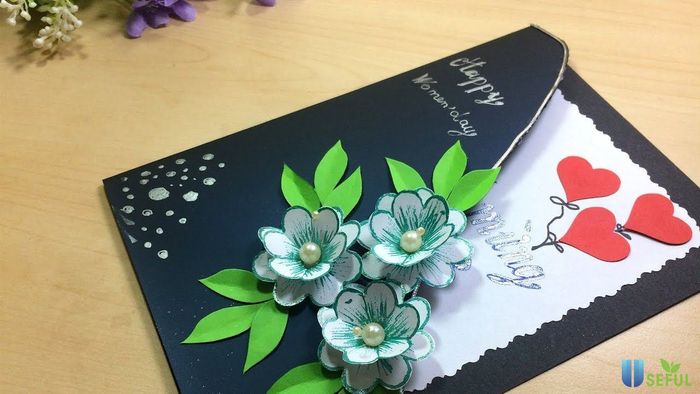 Khoảnh khắc trao thiệp chúc ngẫu nhiên đầy bất ngờ - Ảnh minh họa