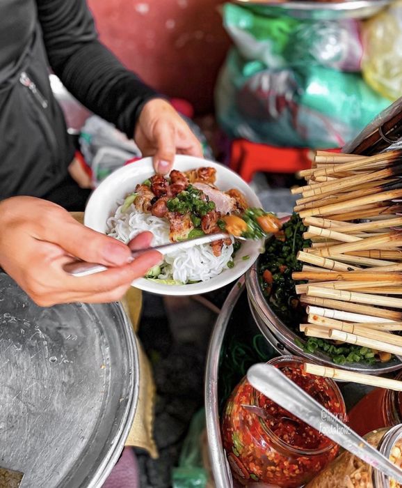 Hình ảnh chân thực về tô bún thịt nướng đầy đặn tại quán 339