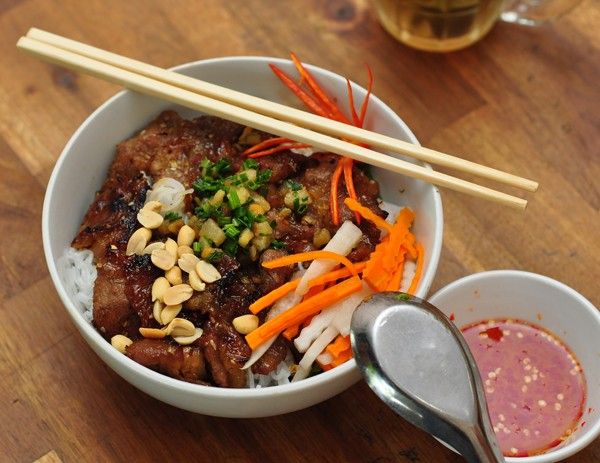 Hình ảnh tô bún thịt nướng thơm ngon đặc trưng tại quán Cô Ba