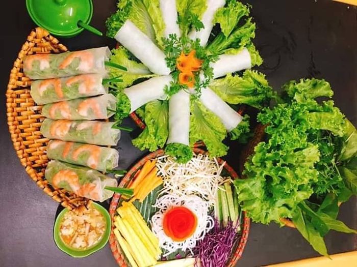 Không gian ấm cúng mang đậm chất Việt tại Quê Nhà - Ảnh 2