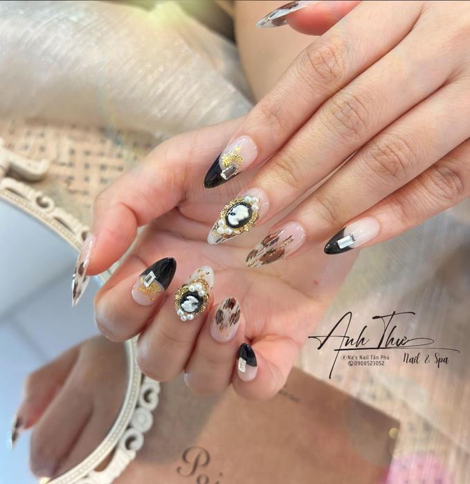 Học viên thực hành kỹ thuật nail chuyên nghiệp tại Na's Nail Tân Phú