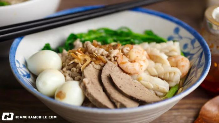 cach-nau-hu-tieu-ngon-nhu-ngoai-tiem-nuoc-dung-ngot-xuong-hap-dan-9