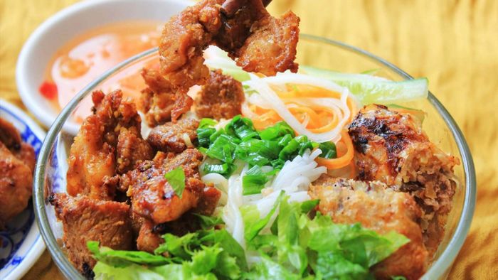 Hình ảnh chân thực về cách trình bày món ăn tinh tế tại quán Tư Loan