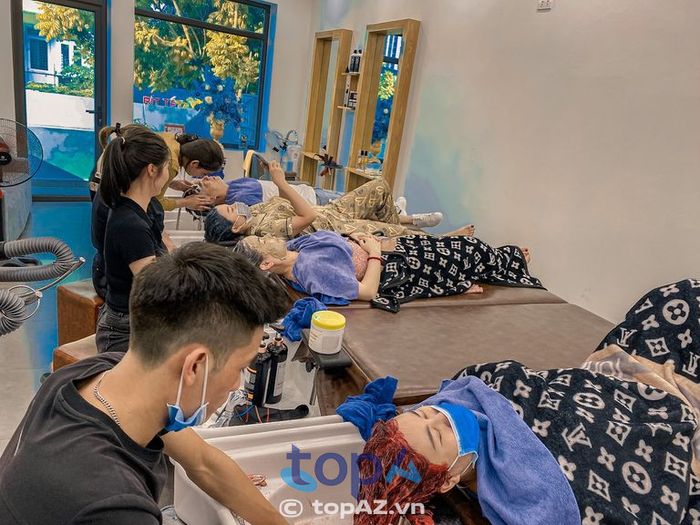 Đặc biệt, HairSalon Quý Kều kết hợp nhuần nhuyễn giữa kỹ thuật làm tóc truyền thống và xu hướng hiện đại, đáp ứng mọi yêu cầu làm đẹp của khách hàng.