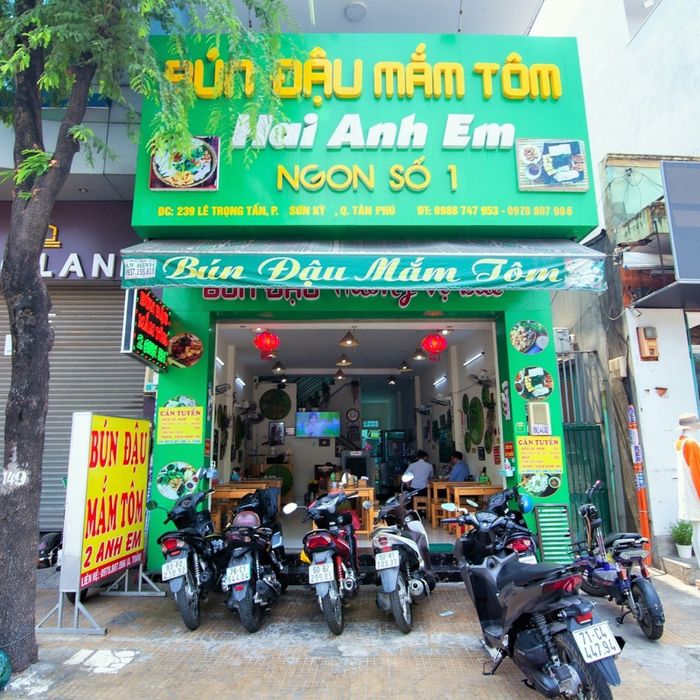 Không gian ấm cúng tại Bún Đậu Mắm Tôm Hai Anh Em - Ảnh 2