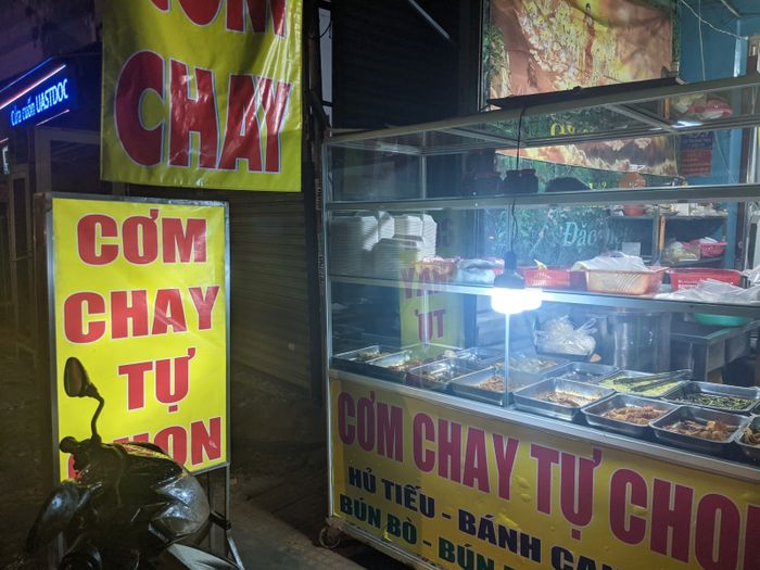 Không gian thanh tịnh tại Cơm chay Tịnh Tâm - Ảnh 1