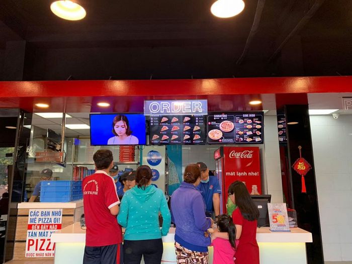 Không gian hiện đại tại Domino's Pizza - Ảnh 1