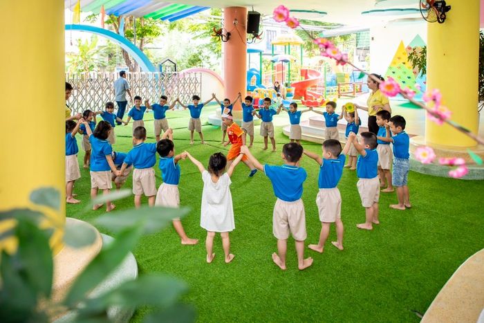 Hoạt động vui chơi ngoài trời tại BlueBee