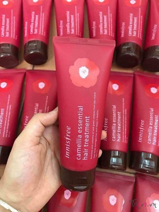 Kem Ủ Tóc Innisfree Camellia Essential Hair Treatment – Hình ảnh sản phẩm 2, với công thức đặc biệt từ dầu hoa trà, giúp nuôi dưỡng tóc từ bên trong, mang đến vẻ đẹp mềm mượt và óng ả cho tóc.
