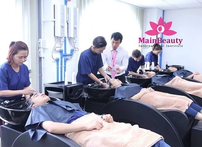 MainBeauty là một trong những trung tâm dạy nghề cắt tóc chuyên nghiệp hàng đầu tại TP.HCM, nằm trong Top 11 trung tâm uy tín.