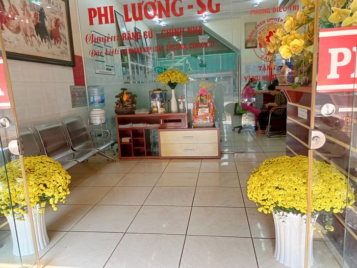 Hình ảnh đội ngũ y bác sĩ chuyên nghiệp tại Nha Khoa Phi Lương SG