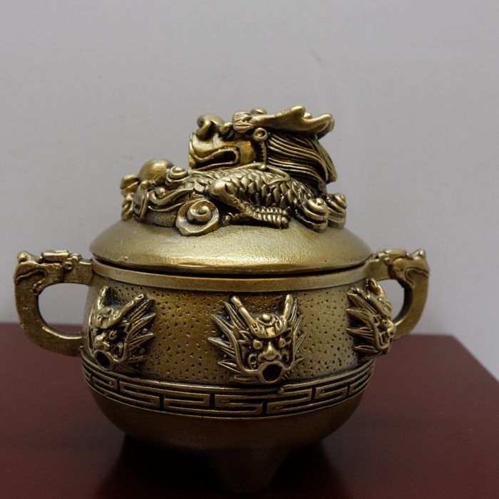 Lư trầm rồng cuốn làm từ đồng thau, mang nét đẹp truyền thống tinh tế