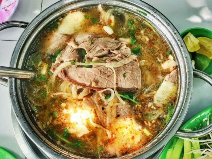 Không gian ấm cúng tại Lẩu bò Giáo Toàn
