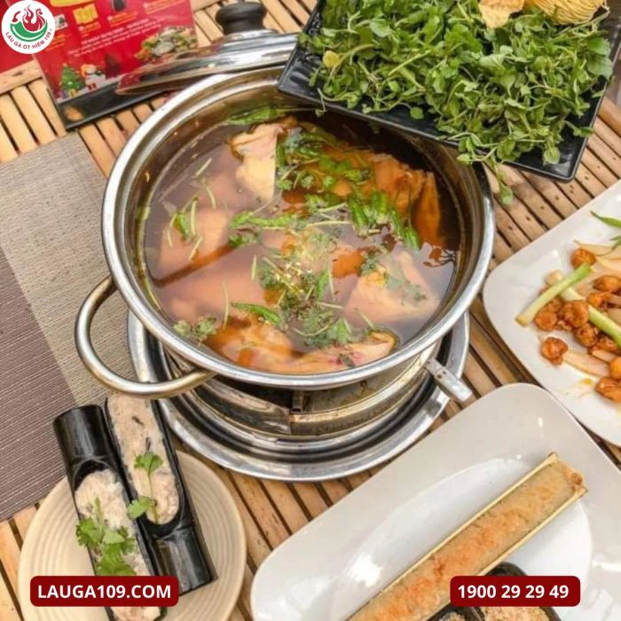 Góc check-in ấn tượng với nồi lẩu gà ớt hiểm đỏ rực