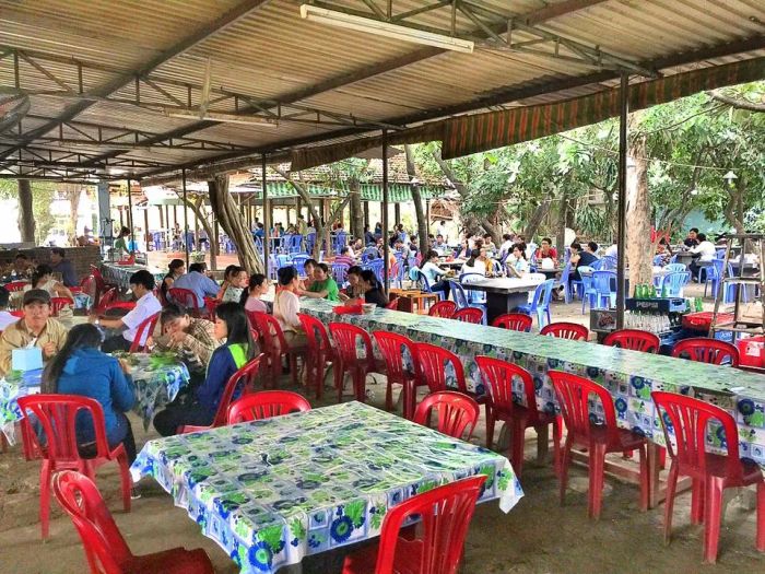 Nồi lẩu bò thơm ngon bốc khói nghi ngút