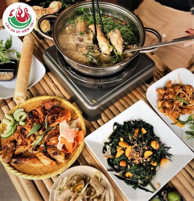 Hình ảnh nồi lẩu gà tiềm ớt hiểm bốc khói nghi ngút, màu sắc bắt mắt