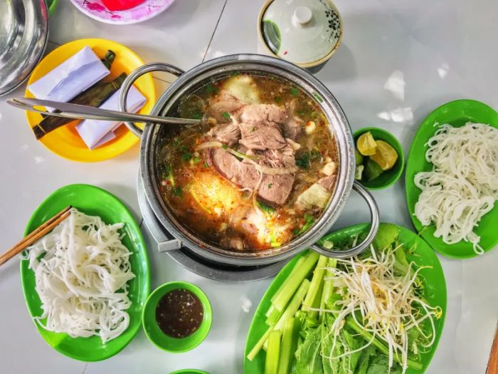 Nồi lẩu bò thơm ngon đặc trưng tại Giáo Toàn