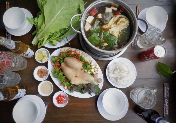 Không gian ấm cúng tại Lẩu dê Đồng Hương