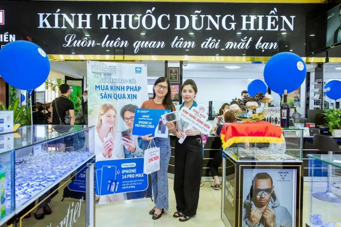 Không gian sang trọng tại Kính thuốc Dũng Hiền