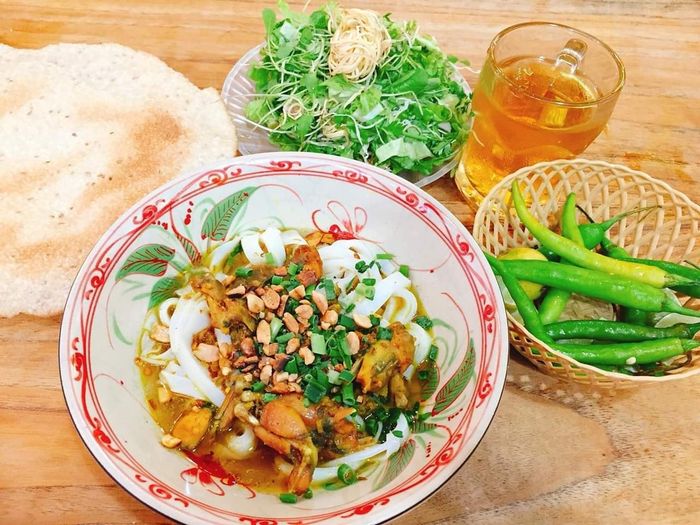 Hình ảnh tô mì Quảng đầy màu sắc tại Hương Quê