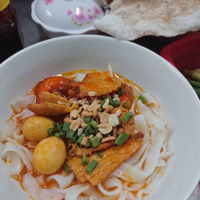Hình ảnh không gian ấm cúng tại quán Mì Gà Huyền