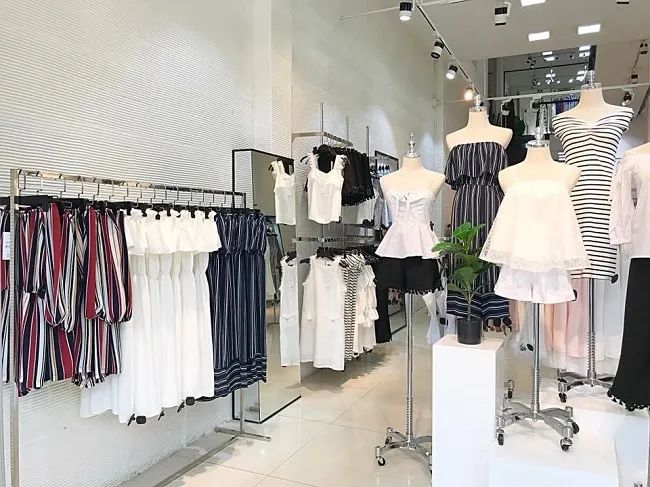 EDINI là một trong những cửa hàng thời trang nổi tiếng nhất trên đường Võ Văn Tần, Quận 3, TP Hồ Chí Minh, luôn thu hút các tín đồ thời trang với những thiết kế độc đáo.